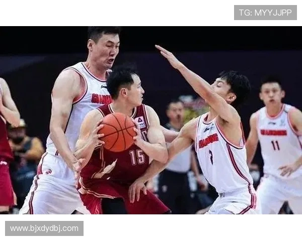 广州足球队在世界锦标赛积分榜上以61分稳居第一名展现强劲实力