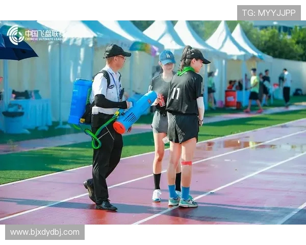 上海飞盘队在攀岩联赛中以77分稳居积分榜首位